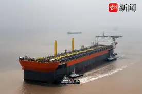 世界最大吨位、最大储油量新型“海上移动炼油厂”船体抵达南通启东图片