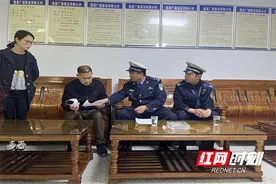 澧县：男子准驾不符驾驶客车 交警查处并约谈企业图片