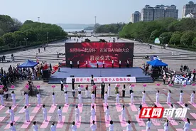 “瑜”你有约 “伽”人云集 岳阳市首届千人瑜伽大会开幕图片