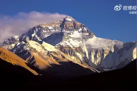【双重震撼！ 日照金山和旗云在珠峰同框 】近日，珠穆朗玛峰。乳白色的烟云似一面旗帜在峰顶奔腾，皑皑雪峰在阳光的照耀下如镀金边，流云、山峦不断变幻色彩。 延时看珠峰绝美日照金山 ↓↓图片