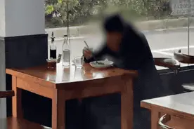 女子在面馆独自喝白酒流泪 老板娘一个拥抱暖上热搜图片