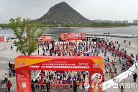 啦啦操热场，健身教练带着热身，跑友们跃跃欲试图片