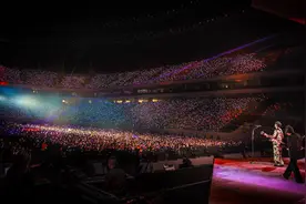 李荣浩超万人大型演唱会成都唱响 歌迷听着《乌梅子酱》向爱人求婚图片