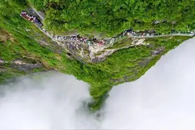 张家界检查天门山景区安全生产工作！刚发生多人跳崖身亡事件图片