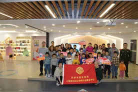 国防公益课进社区 向亲子家庭普及我国先进军事武器装备知识图片