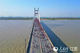 南通开沙岛跨江半程马拉松开跑 近万名跑友来自全球20多个国家和地区图片
