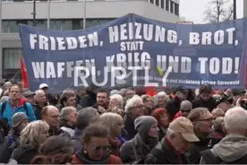 数千名德国民众参加反战游行，抗议政府军援乌克兰、呼吁用谈判解决俄乌冲突图片