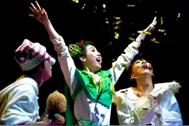 北京儿艺版《彼得·潘》，无人机“演”小仙女 世界经典说“贯口”图片