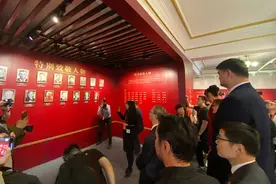 首批篮球名人“入堂”，王治郅演讲时哼起了“旋转跳跃”图片