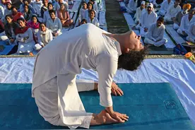 （外代一线）印度：公园里练瑜伽图片