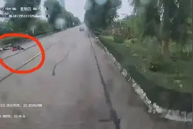 女子骑电动车摔晕在路上，公交车长热心救助图片