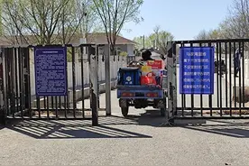 电动车自行车，甚至还有大客车经过……公园“禁车令”形同虚设图片