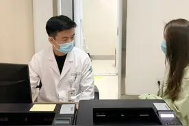 春季踏青归来，12岁姑娘突然发现：脚趾里钻进一只虫......图片