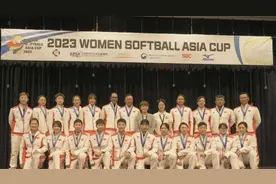 英姿飒爽！中国女垒身穿烟台智造服装领奖图片