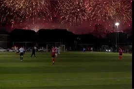 满城烟花是浏阳 足球场上空绝美烟花绽放图片