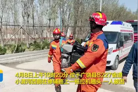 广饶：拖拉机翘头司机被卡 经消防救援10余分钟后成功被救出图片