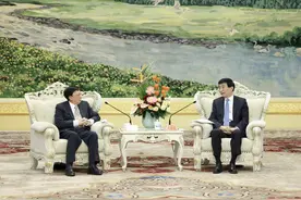 （时政）王沪宁会见两岸企业家峰会台湾方面理事长刘兆玄一行图片