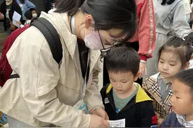 孩子在看蚂蚁,父母应该怎么做？高中老师的一席话让幼儿家长豁然开朗图片