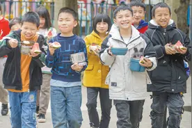 乡村免费午餐情暖留守儿童图片