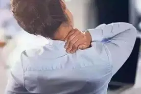 警惕不良体态引发身体连锁反应图片
