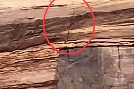 河南悬崖“试胆石”现裂缝仍有游客打卡 当地：为消除安全隐患已砸掉图片