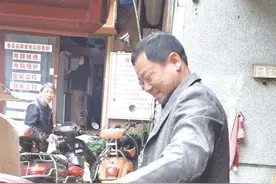 一手收废品，一手触摸诗和远方 行走“江湖”的“文化拾荒人”图片