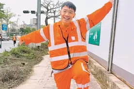 视频刷爆！深圳一50岁环卫师傅街头起舞！网友：好美......图片