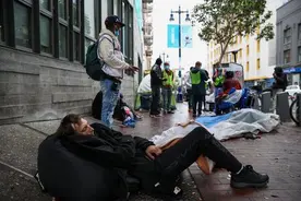 美国街头流浪者触目惊心一幕：孕妇吸毒后街头分娩 瘾君子随处可见图片