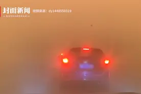 内蒙古包头沙尘暴来袭 市民：漫天黄沙像黑夜一样，车灯双闪都开才能看见前车图片
