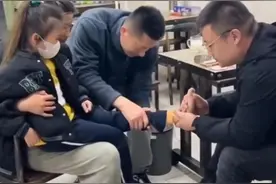 小女孩脚伤不敢沾地，中医一拉扯“秒”治愈，怎么这么神奇？图片