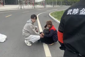 赞！路遇骑车老人摔倒，黄河交通学院三名大学生挺身而出图片