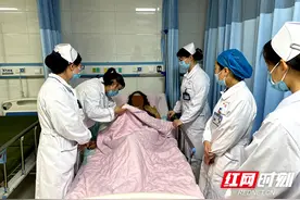 隆回县人民医院：产妇家中分娩出血性休克 医护连夜奔赴抢救转危为安图片