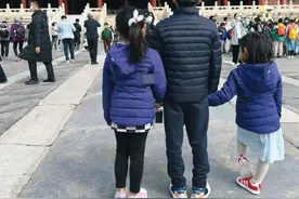 郭晶晶带孩子们逛故宫爬长城：最美人间四月天图片