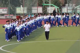 泼水节来临 云南芒市中学生版“傣族舞”已准备好图片
