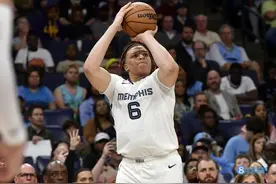 首次首发爆砍42分14板！名记：灰熊与“小胖”洛夫顿续约四年图片