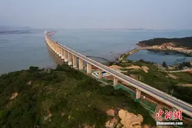 航拍福厦高铁湄洲湾跨海大桥图片