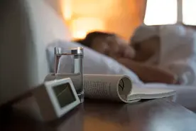 半夜刷奇怪声音视频助眠，靠谱吗？图片