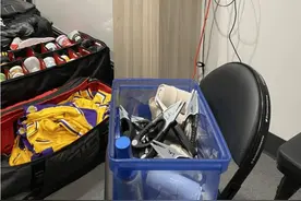 湖人更衣室白板上写着：2-10、0.3%、季后赛图片