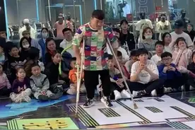 震惊全场！残疾小伙拄拐上台参加街舞比赛图片