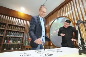 WOW!Shandong|枣庄非遗迎远客，外国友人学习毛笔字图片