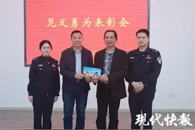 路遇女子跳桥轻生，六旬大叔跳下电动车救人图片