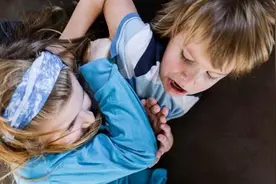 懂点心理学｜7岁女孩把4岁男孩扔井里，大人可以怎么办？图片