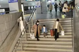 上海火车站这段地下通道为何这么难走？记者和人大代表实地探访图片