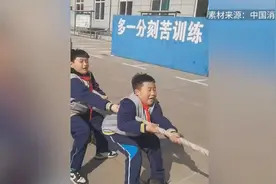 小学生拔河比赛用表情赢了消防员图片