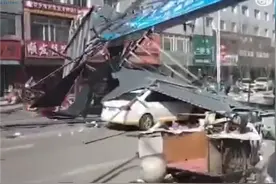 广告牌被大风吹落多辆汽车被砸：车险能赔吗？科普来了！图片