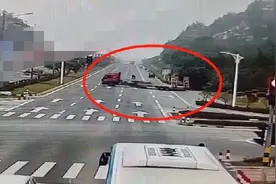 横占4车道掉头逆行，过路司机见状向交警举报！图片