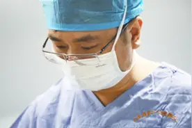 女子骑电瓶车不慎摔倒，竟摔断气管！医生：已发生多起图片