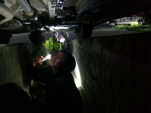 高速停车不敢开，轿车异响吓坏女司机