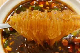 完爆路边摊的家庭版酸辣粉，只需两步，5分钟开吃！图片