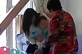 果然视频丨10个月宝宝被核桃卡喉窒息，宝妈用海姆立克法急救图片